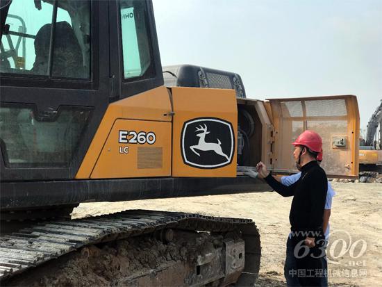 约翰迪尔售后服务人员在检查设备