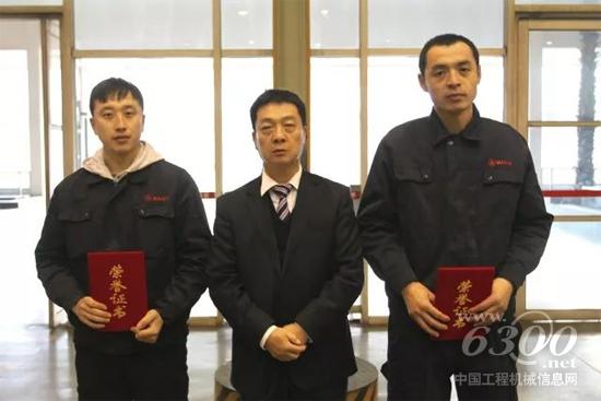 为获奖选手颁奖