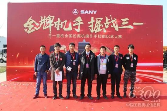 张小成与获奖选手合影