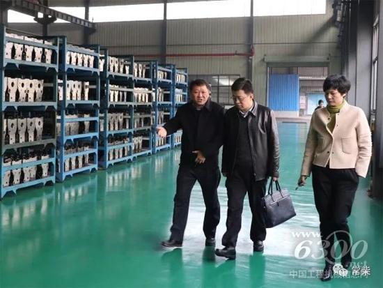 参加验收的领导和专家在刘晓云副总经理（左）陪同下参观公司机加工厂 