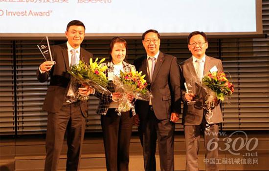 潍柴动力执行总裁孙少军参加颁奖仪式（右一）