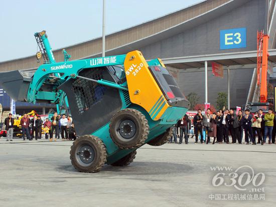 山河智能SWL2820滑移装载机特技表演