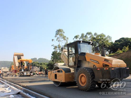 三一全液压压路机SSR220AC-8参与广州北三环高速公路