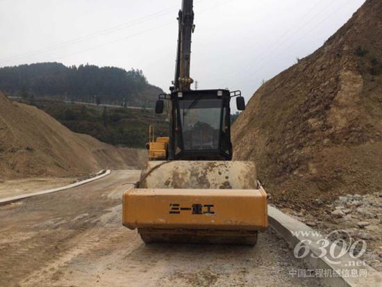 三一全液压压路机SSR220AC-8助力贵州兴义环城高速公路