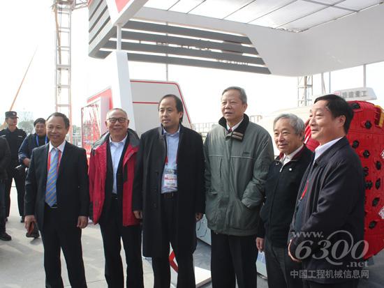 参观现场 嘉宾参观展馆,在铁建重工盾构机模型前合影