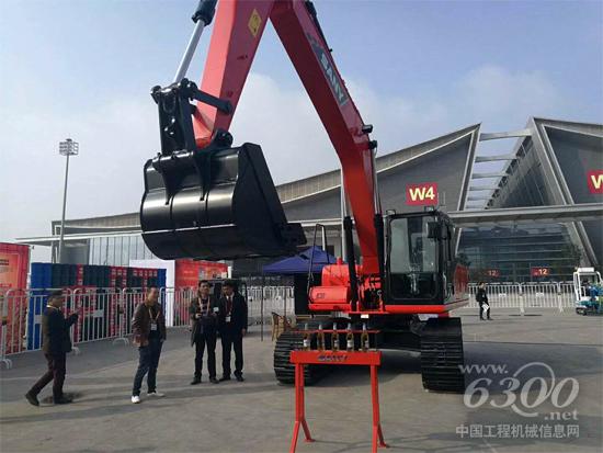 挖掘机开啤酒常见,遥控挖掘机开啤酒不常有