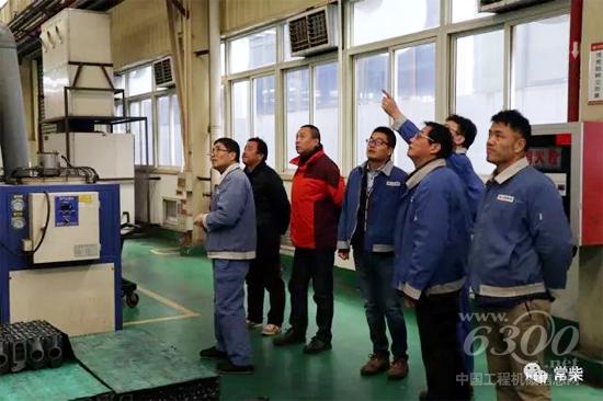 设备员在机加工厂现场交流学习