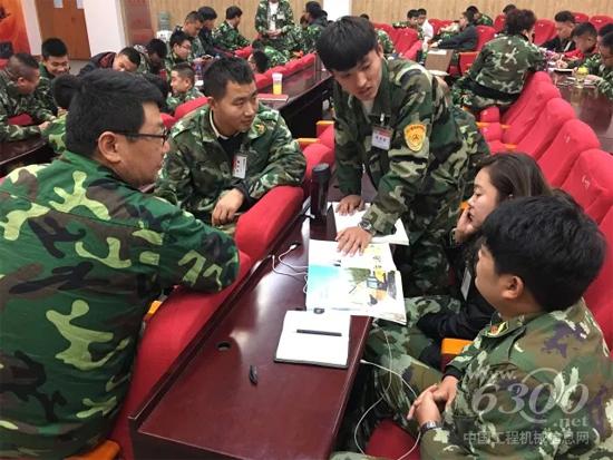 学员们分组讨论营销方案