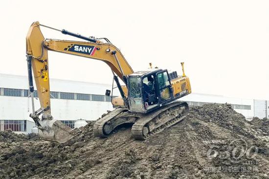 每一铲都由卫星引导