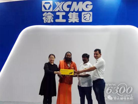 工作人员向购机客户赠送徐工产品模型