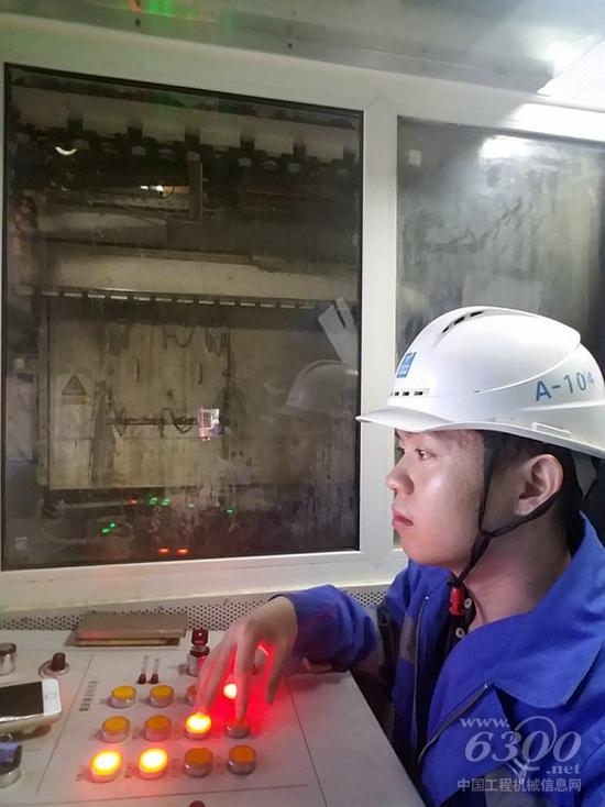 武汉地铁21号线项目盾构司机周嘉新