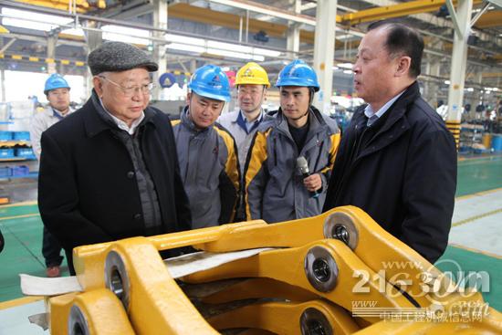 原机械工业部副部长陆燕荪（左一）参观临工，盛赞“一全二创三结合”创新管理模式，右一为山东临工董事长王志中