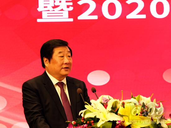 谭旭光自豪地宣布，截至12月18日，潍柴集团收入已经突破2000亿，预计全年收入将达到2200亿元