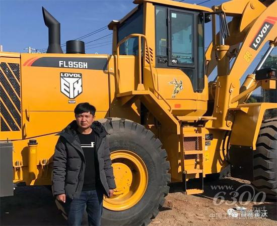 贺启刚与雷沃装载机