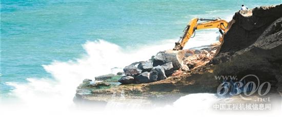 在柳工印度工厂,中印员工共同探讨工作。 王重彬/摄