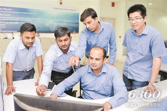在柳工印度工厂,中印员工共同探讨工作。 王重彬/摄