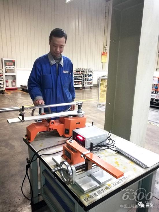 多缸机厂员工正在扭矩校验仪上进行定扭矩扳手的校验工作