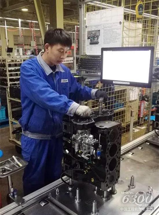 多缸机厂员工正在用定扭矩扳手进行螺栓复紧