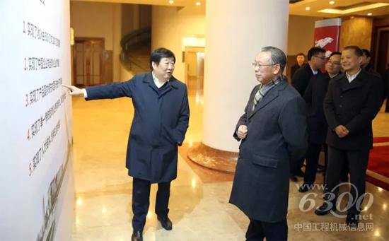 山东省委书记刘家义参观山东重工·潍柴动力新产品展示会