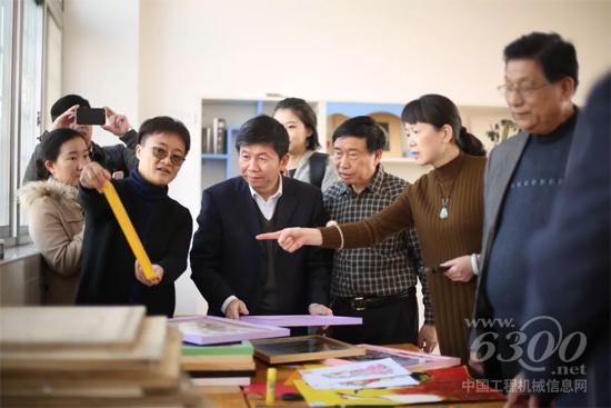 集美特校副校长向来宾展示特教学生的画作