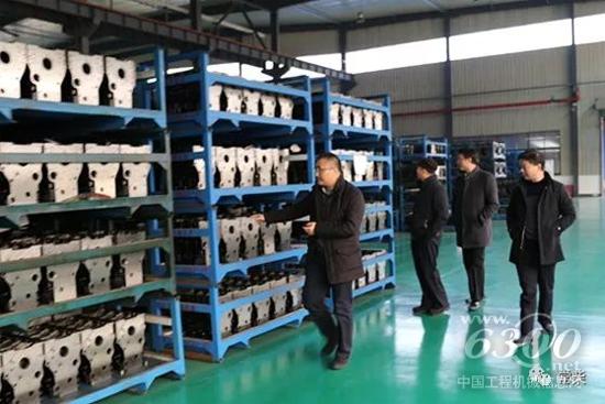 检查组领导专家一行在公司总经理助理孙建中(左一)的陪同下参观公司机加工厂