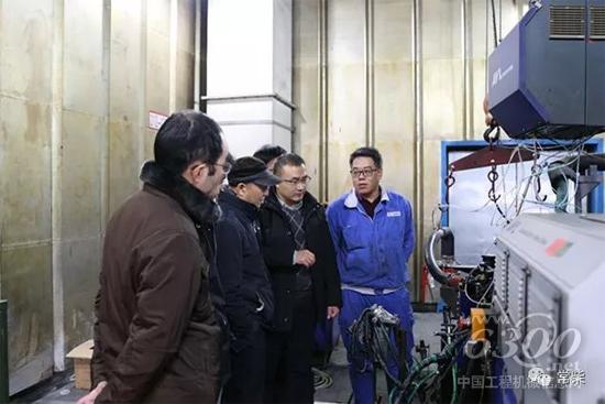 检查组领导专家一行在公司总经理助理孙建中(右二)的陪同下参观公司技术中心排放性能实验室