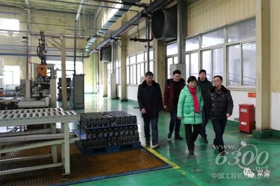 审核组专家在机加工厂进行现场审核