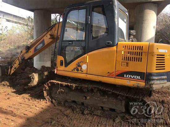 施工中的雷沃挖掘机