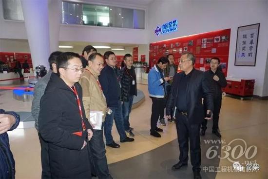 参会代表参观公司河海路基地产品展示厅