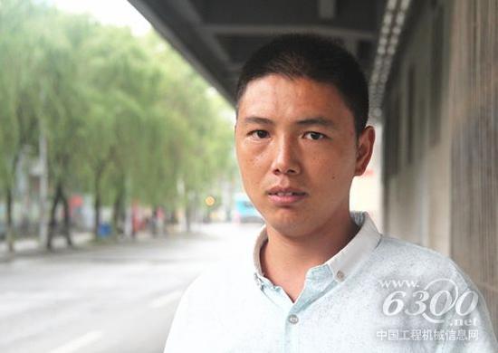 谢鹏鹏驾驶着雷沃挖掘机正在施工