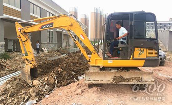雷沃挖掘机施工现场