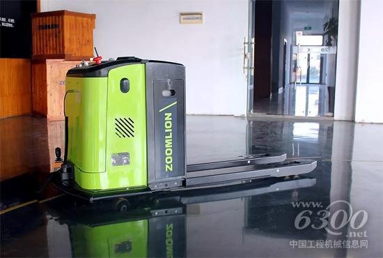 正在运行中的TB20V1系列磁导航AGV托盘搬运车