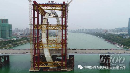 柳州白沙大桥主塔液压吊装完成合龙