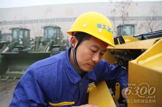 工作中的翟孝强