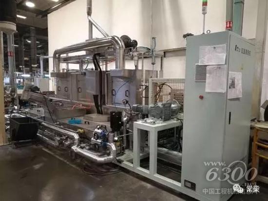 正在运行的新缸盖清洗机