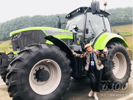 来自台湾的参观者与中联重科大马力拖拉机PL2304合影