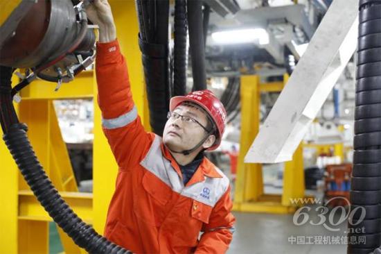 工作中的张喜朋