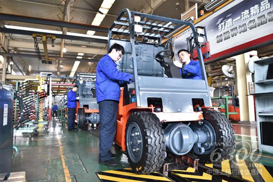 图为合力员工正在组装节能环保的电动叉车。(宋光执)