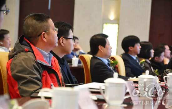 与会人员认真听取报告