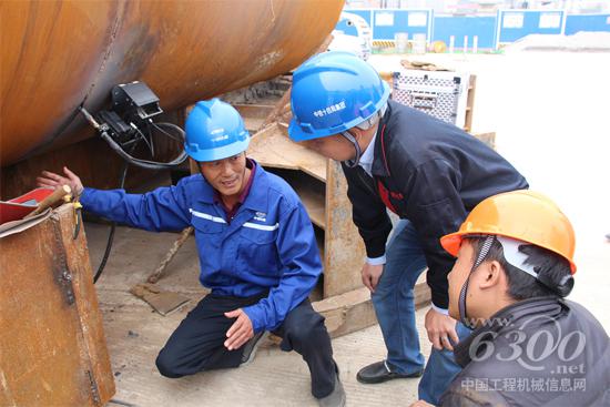 曹晶（左）与厂家人员一起研究钢管全自动焊接技术