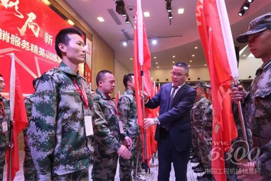 三一重工传统业务营销总经理何发良给各连授旗