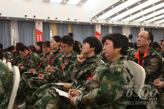 学员们认真听课,学习营销服务知识