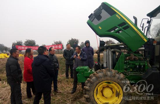 迪尔人员为意向客户答疑解惑