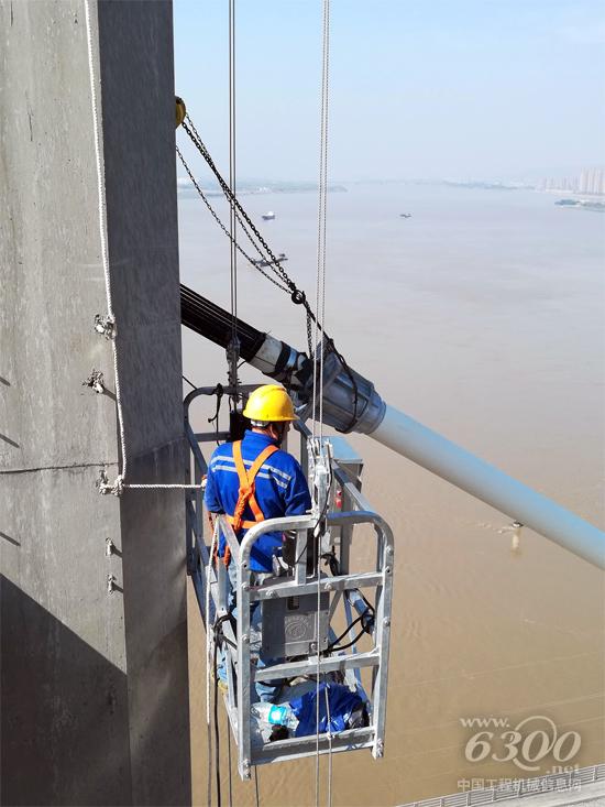 技术人员在桥塔上监控拉索安装过程
