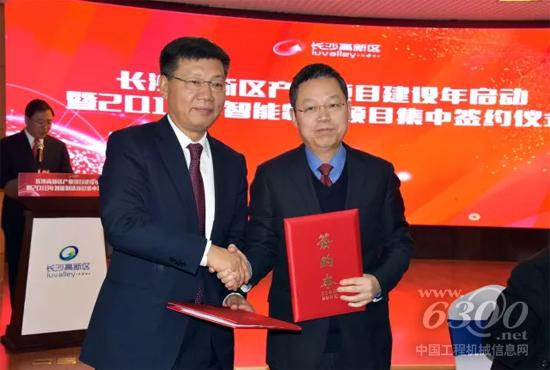 长沙市高新区党工委委员、总工会主席杨金林（右）代表高新区与中联环境签约