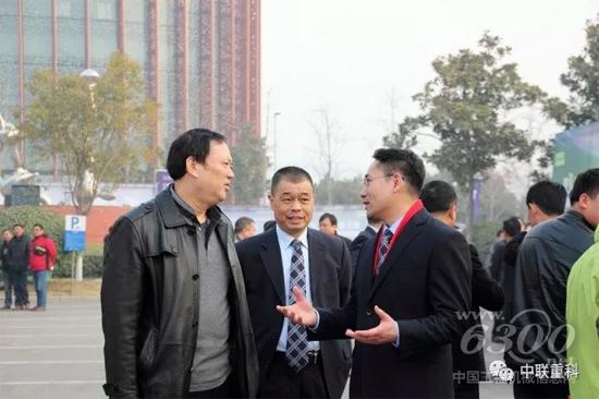 中联重科西北大区总经理秦洪仁与客户热情交流