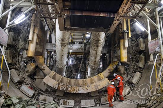 1月25日,参建人员在检查即将出洞的大断面马蹄形盾构机