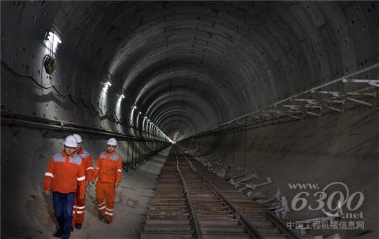 1月26日,参建人员行走在贯通的白城隧道内