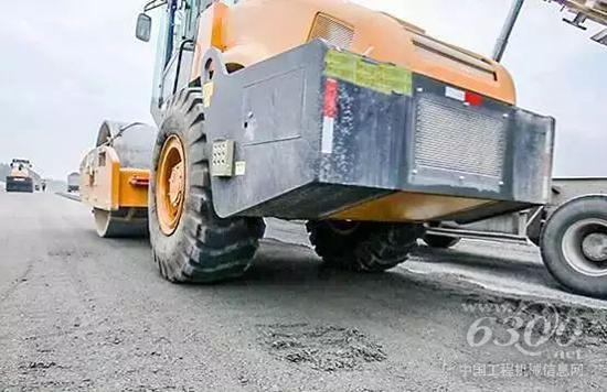 机械式单驱单钢轮压路机起步冲击严重