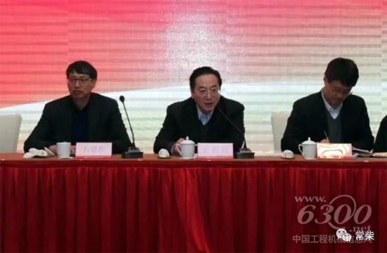 公司董事长史新昆（中）作重要讲话